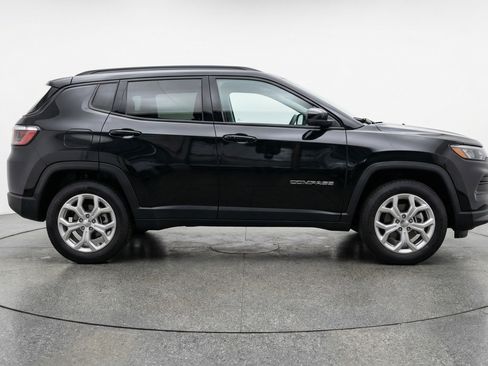 Used 2025 Jeep Compass Latitude image 11