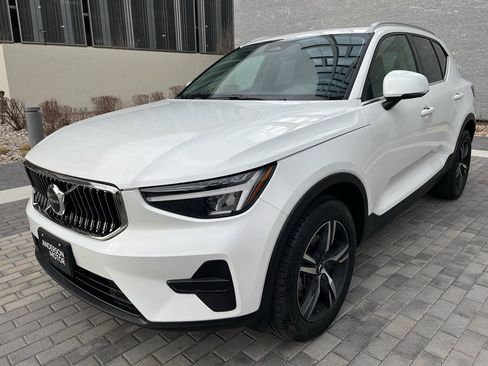 Used 2025 Volvo XC40 B5 Core image 3