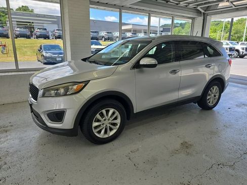 Used 2017 Kia Sorento FWD image 2