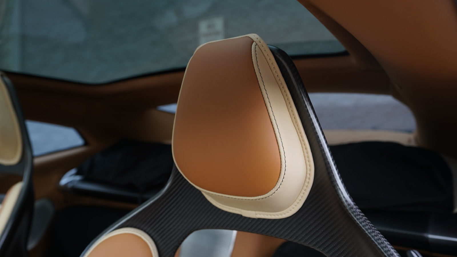 Used 2025 Aston Martin Vanquish RWD image 32