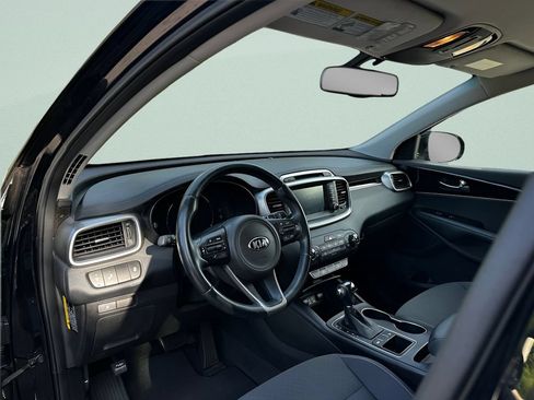 Used 2017 Kia Sorento LX w/ LX V6 Convenience Package FWD image 9