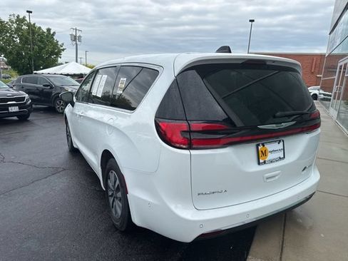 Used 2023 Chrysler Pacifica Touring-L FWD image 4