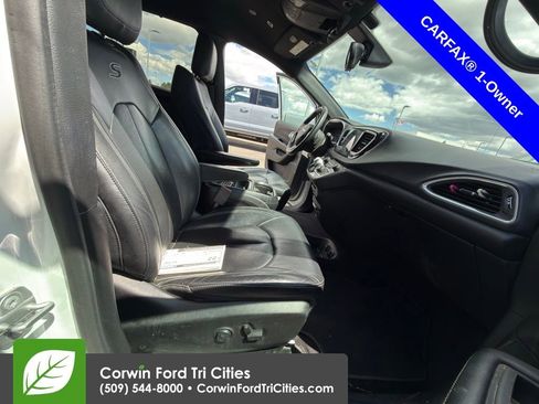 Used 2018 Chrysler Pacifica Touring-L FWD image 2