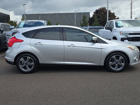 Used 2014 Ford Focus SE w/ SE Sport Package FWD image 3