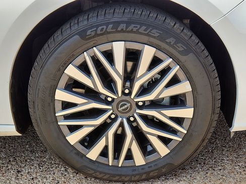 Used 2025 Nissan Altima 2.5 SV FWD image 7