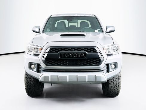 Used 2018 Toyota Tacoma TRD Sport w/ Technology Package AWD/4WD image 2