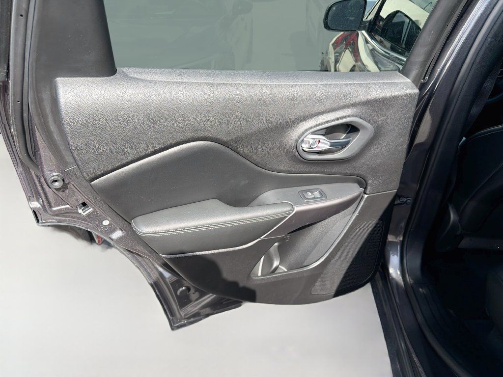 Used 2020 Jeep Cherokee Limited FWD image 25