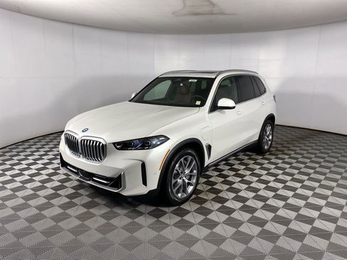 New 2026 BMW X5 xDrive50e w/ Premium Package AWD/4WD image 3