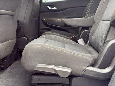 Used 2023 GMC Acadia SLE image 25