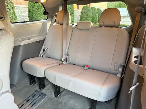 Used 2017 Toyota Sienna XLE w/ XLE Navigation Package FWD image 38