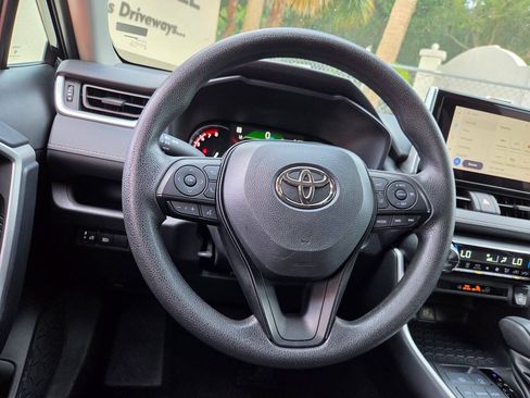 Used 2025 Toyota RAV4 XLE FWD image 25