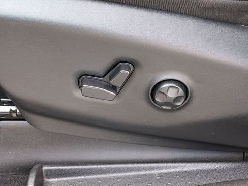 Used 2025 Chrysler Pacifica Limited FWD image 15