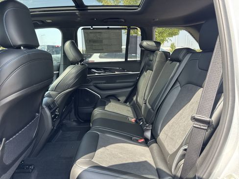 New 2025 Jeep Grand Cherokee Trailhawk w/ Luxury Tech Group III image 32