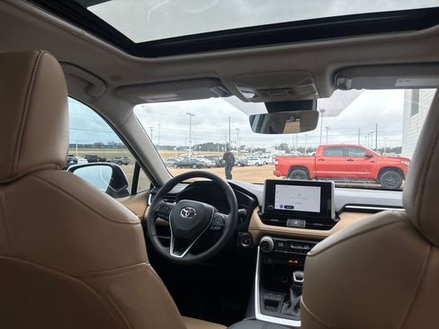 Used 2023 Toyota RAV4 XLE Premium image 28