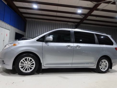 Used 2017 Toyota Sienna XLE w/ XLE Navigation Package FWD image 1
