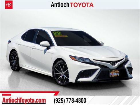 Certified 2022 Toyota Camry SE FWD image 1