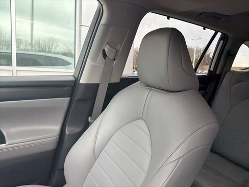 Used 2023 Toyota Highlander XLE image 9
