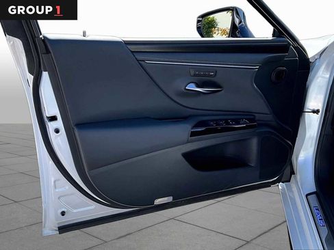 Used 2025 Lexus ES 300h w/ Premium Package FWD image 21
