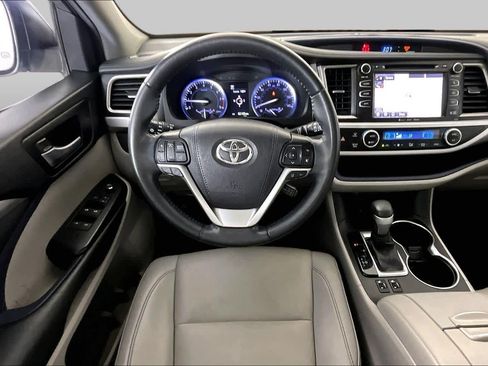 Used 2019 Toyota Highlander XLE FWD image 6