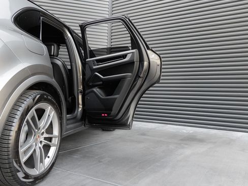 Certified 2024 Porsche Cayenne AWD/4WD image 32