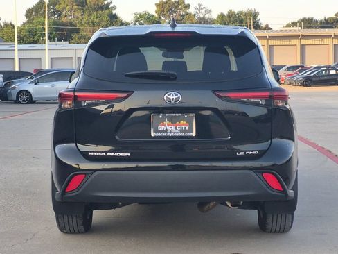 Used 2024 Toyota Highlander LE AWD/4WD image 5
