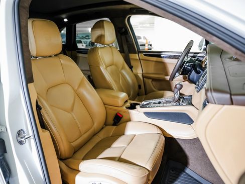 Certified 2016 Porsche Macan Turbo image 29