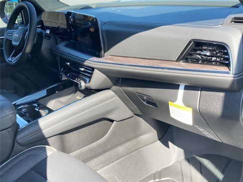 New 2026 Chevrolet Suburban Premier image 28