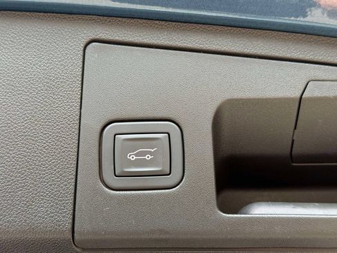 Used 2025 Cadillac XT4 Premium Luxury FWD image 18