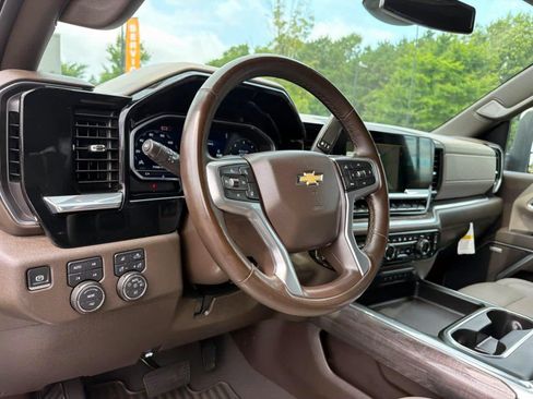 Used 2025 Chevrolet Silverado 3500 LTZ w/ LTZ Convenience Package AWD/4WD image 18