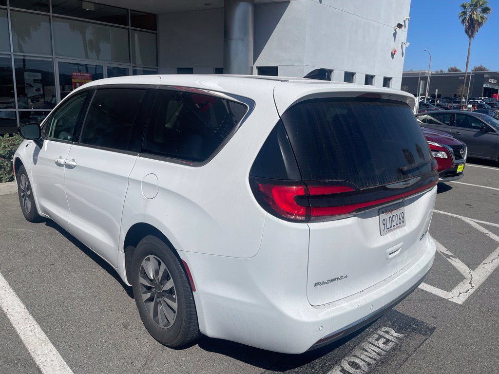 Used 2024 Chrysler Pacifica Limited FWD image 4
