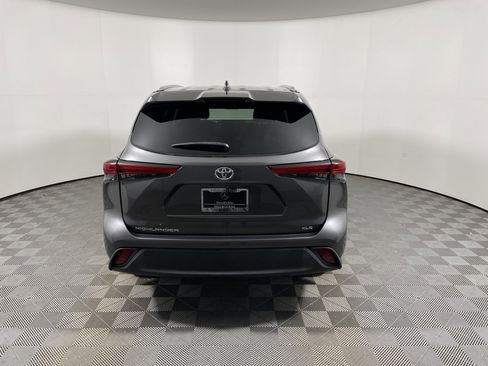 Used 2023 Toyota Highlander XLE image 4