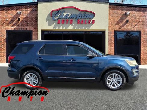 Used 2017 Ford Explorer XLT FWD image 3