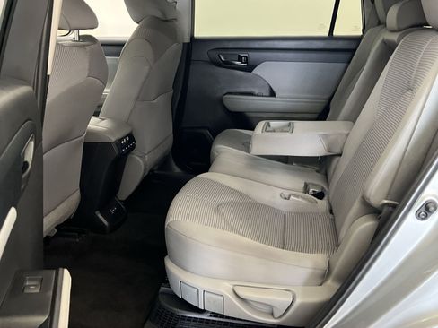 Used 2023 Toyota Highlander LE AWD/4WD image 23