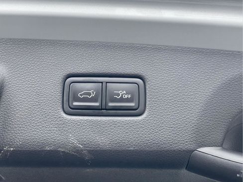 Used 2023 Kia Carnival EX image 10