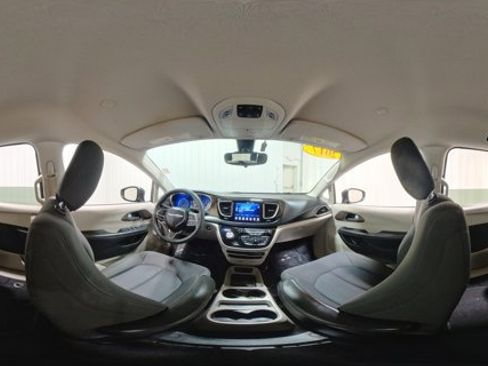 Used 2017 Chrysler Pacifica Touring image 44