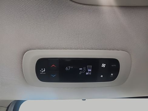 Used 2024 Chrysler Pacifica Touring-L FWD image 20