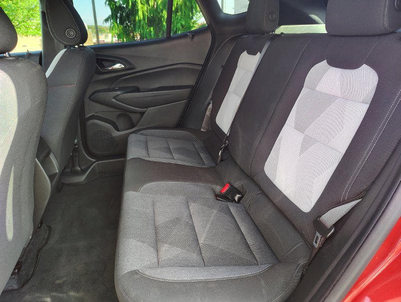 Used 2024 Chevrolet Trax RS w/ Sunroof Package FWD image 30