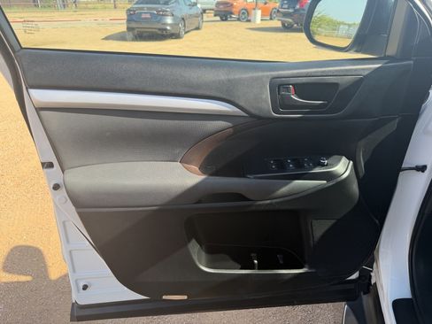 Used 2019 Toyota Highlander LE FWD image 11