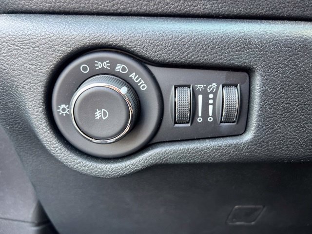 Used 2025 Chrysler Pacifica Select w/ Uconnect Theater Family Group AWD/4WD image 10