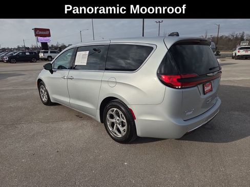 Used 2024 Chrysler Pacifica Limited image 3