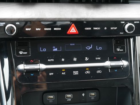 Used 2024 Kia Carnival EX FWD image 23