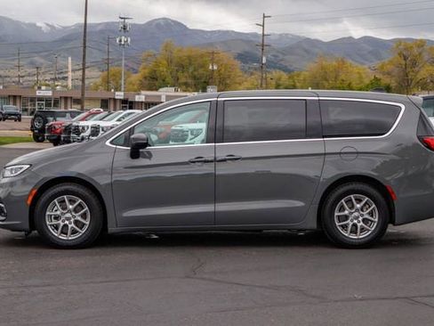 Used 2023 Chrysler Pacifica Touring-L FWD image 3