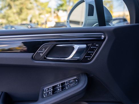 Certified 2025 Porsche Macan image 17