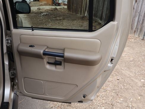 Used 2004 Ford Explorer Sport Trac XLT image 26