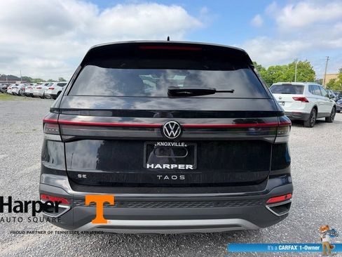 Used 2025 Volkswagen Taos SE w/ Panoramic Sunroof Package FWD image 4