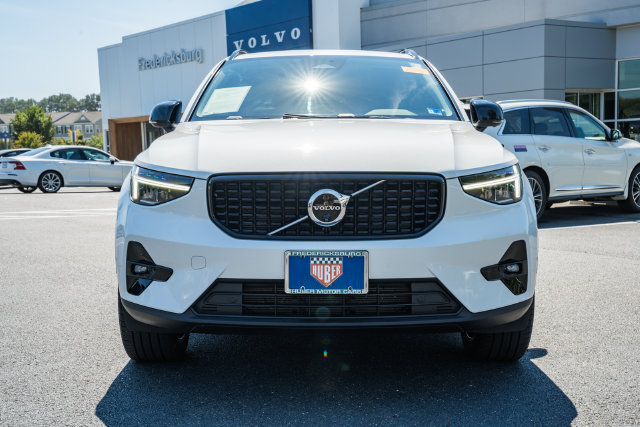 Certified 2024 Volvo XC40 B5 Plus w/ Climate Package AWD/4WD image 2