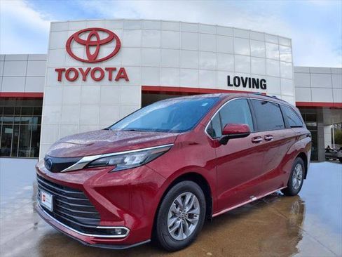Certified 2024 Toyota Sienna XLE image 1