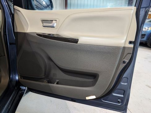 Used 2017 Toyota Sienna XLE image 28