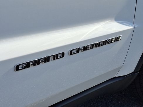 Used 2021 Jeep Grand Cherokee Limited image 32