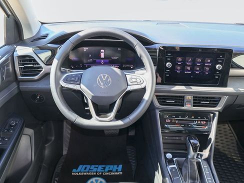 Certified 2025 Volkswagen Taos SE FWD image 17